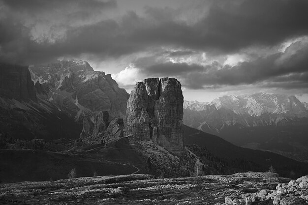 Photo the five towers mountains of the dolomites known tourist spot le cinque torri montagne delle dolomiti nota localita turistica