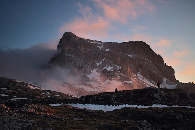 Photo the five towers mountains of the dolomites known tourist spot le cinque torri montagne delle dolomiti nota localita turistica