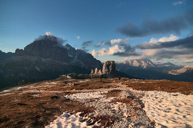 다섯 개의 타워 Dolomites의 산, 유명한 관광 명소 Le Cinque Torri delle Montagne Dolomiti (도로미티의 다섯 개의 탑)