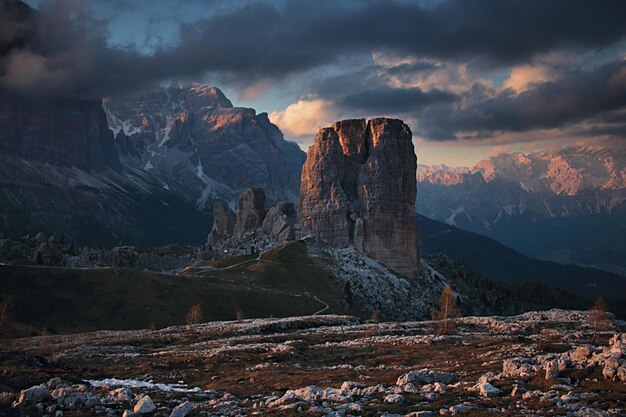 Пять башен горы доломитов Известное туристическое место Le cinque torri montagne delle dolomiti Nota localita turistica