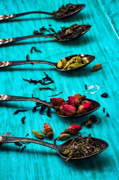 five varieties of loose tea tea spoons