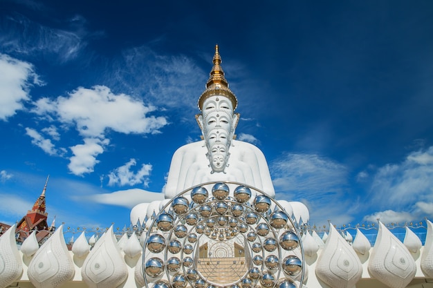 Cinque statue di buddha bianco seduto al tempio wat pha sorn kaew o wat phra thart pha kaew temple a khao kho, phetchabun, tailandia