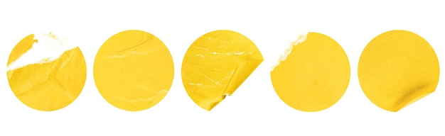 Cinque adesivi rotondi gialli su sfondo bianco isolato