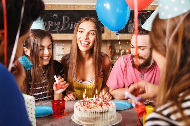 Foto cinque giovani adulti che festeggiano un compleanno