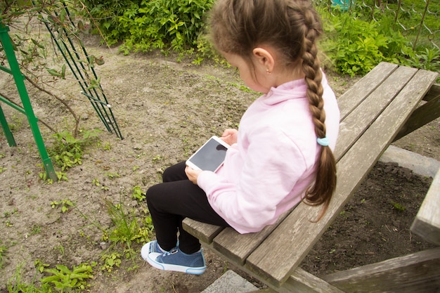 A fiveyearold girl went out for a walk on the street but can not break away from the phone