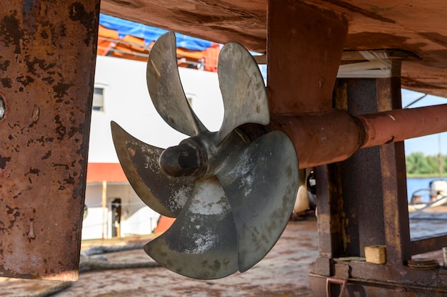 Elica a pale fisse nave da carico a terra nel cantiere di riparazione navale