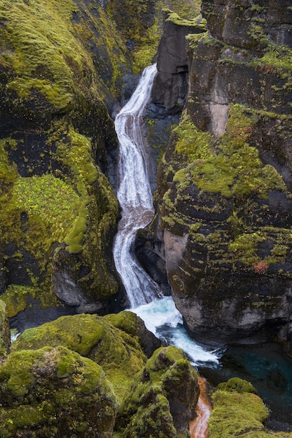 Fjadra-rivier stroomt door de prachtige Fjadrargljufur-kloof Zuid-IJsland Bewolkte herfstdag