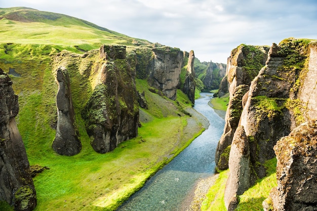 Fjadrargljufur-canion met rivier en grote rotsen. Zuid IJsland