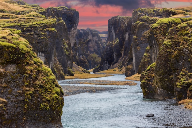 Canyon di fjadrargljufur durante il tramonto in islanda