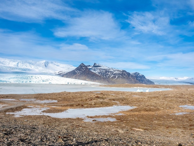 Fjallsarlon-gletsjer, een van de beroemde ijsberglagunes, wordt hard ijs aan de zuidkant van IJsland