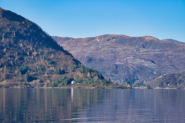 Fjord met bergen aan de horizon Water glinstert in de zon in Noorwegen Landschap