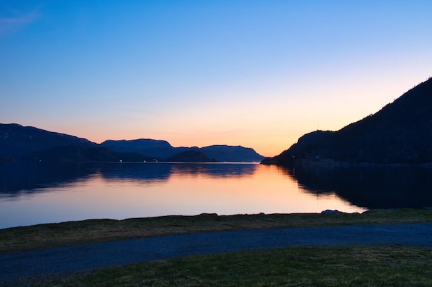Fjord met uitzicht op bergen en fjordlandschap in Noorwegen Landschapsopname