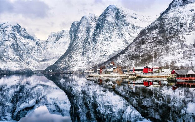 fjorden hoge bergen in de schemering in Noorwegen