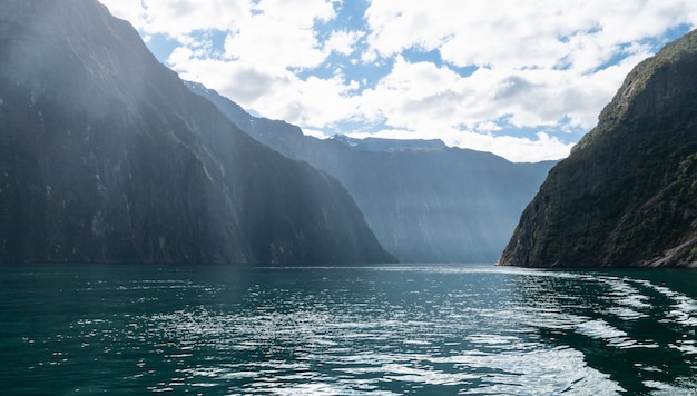 Fjordweergave tijdens zonnige dag foto genomen in Milford Sound Fiordland National Park Nieuw-Zeeland