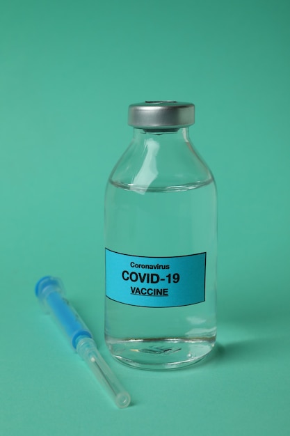 Flacon met Covid - 19 vaccin en spuit