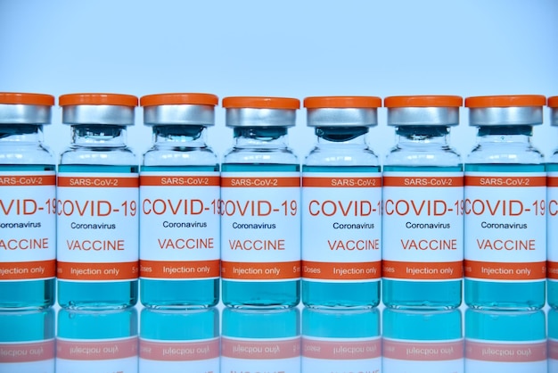 Flacons met covid19-coronavirusvaccin met metalen doppen