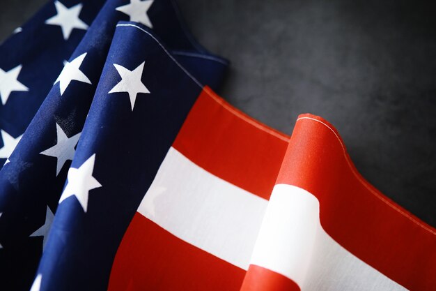 Fladderende vlag VS met golf. Amerikaanse vlag voor Memorial Day of 4 juli. Close-up van Amerikaanse vlag op donkere achtergrond