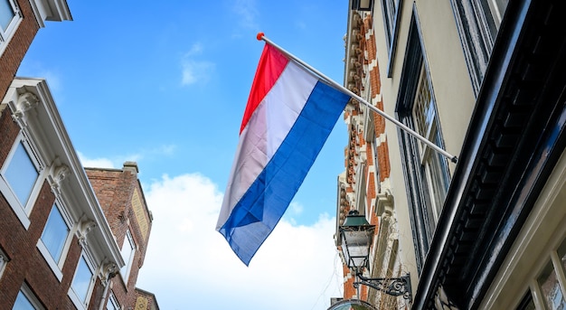 Foto bandiera nel cielo di amsterdam in netherlands street