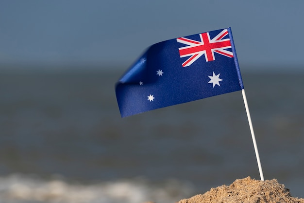 Foto bandiera dell'australia sullo sfondo del mare. vacanza al mare in australia.