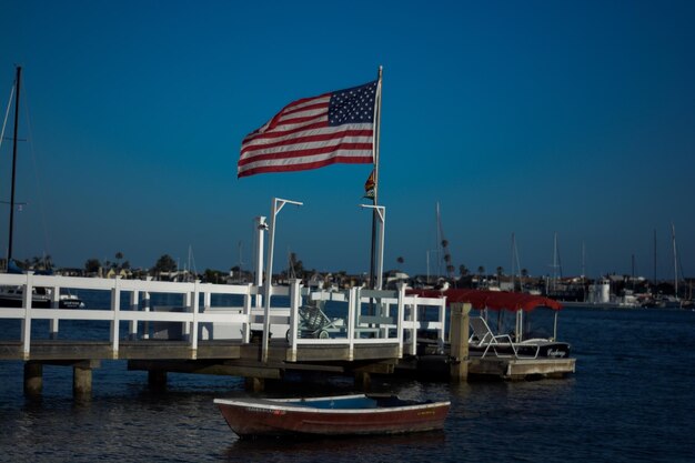Foto bandiera su una barca in mare contro un cielo blu limpido