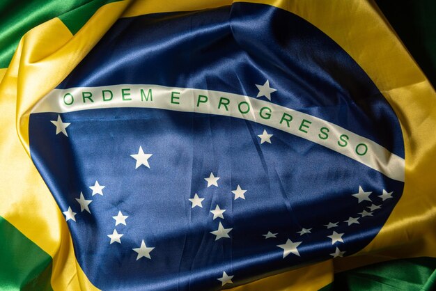 브라질의 국기 브라질의 아름다운 국기가 탁자 낮은 키 사진 선택적 초점에 접힌 상태로 배열되어 있습니다.