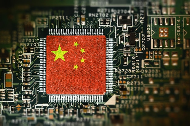 Foto bandiera cinese su un processore scheda di computer con chip