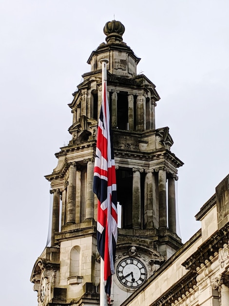 Foto la bandiera e la cupola del municipio