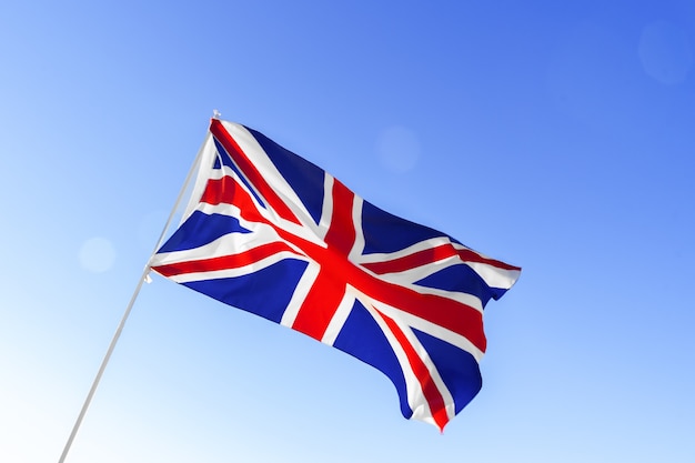 Photo flag of great britain waving against clear blue sky