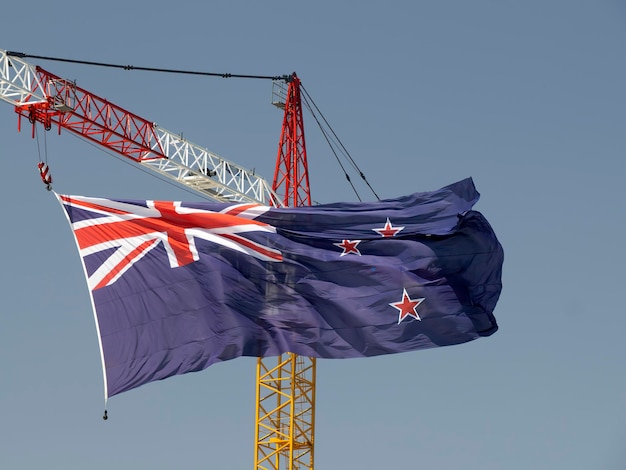 바다에서 bracelona 항구보기에서 항해하는 뉴질랜드 팀 아메리카 컵의 국기