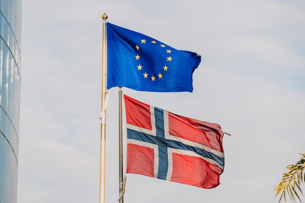 ノルウェーの国旗と欧州連合の国旗