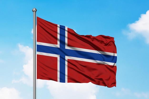 空に浮かぶノルウェーの国旗