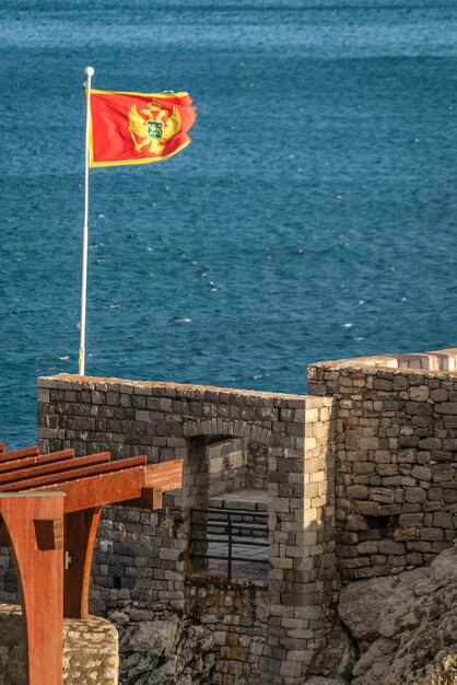 Фото Флаг черногории развевается на ветру