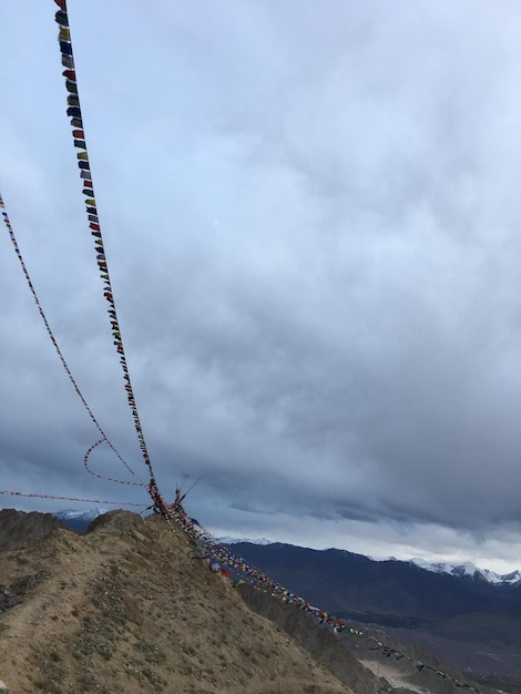 写真 山の頂上にある旗