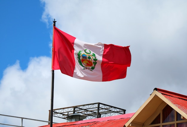 Photo flag of peru waving in the sky