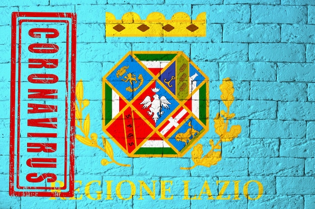 Флаг регионов Италии Лацио с оригинальными пропорциями. штамп коронавируса. текстура кирпичной стены. Концепция вируса короны. На грани пандемии COVID-19 или 2019-nCoV.
