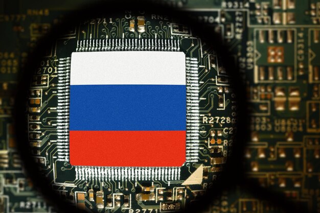 プロセッサ上のロシアの国旗 チップ付きコンピュータボード 拡大鏡を通して表示