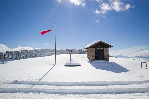 Foto bandiera su un paesaggio coperto di neve contro il cielo
