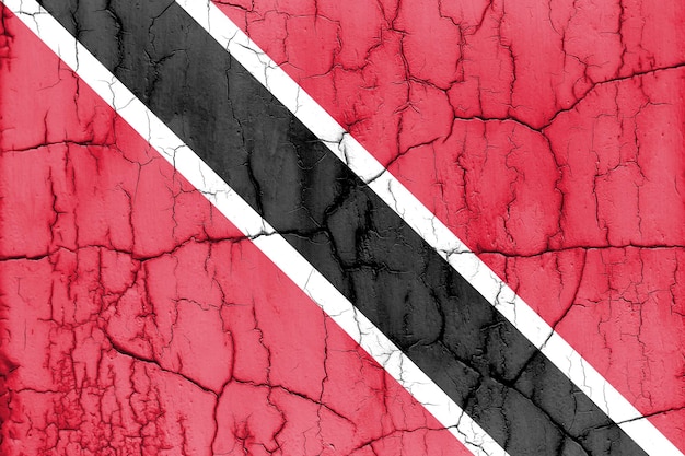Флаг Тринидада и Тобаго на текстурированном фоне потрескавшейся стены