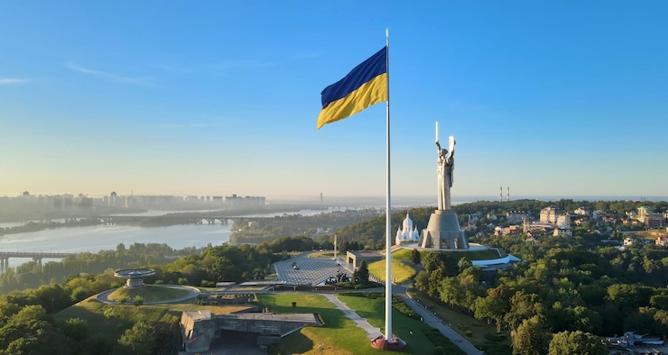 Фотография флаг украины на фоне города киева