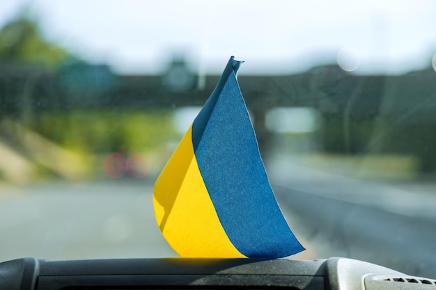 戦争中のウクライナへの支援のしるしとして、車の中のウクライナの旗