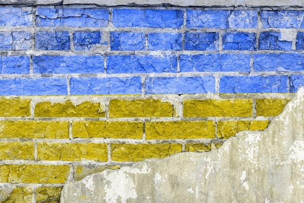 La bandiera dell'ucraina dipinta su un muro di mattoni non c'è guerra in ucraina relazioni tra russia e ucraina sostegno all'ucraina
