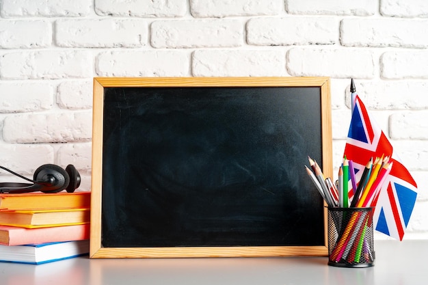Photo flag of the united kingdom and blackboard with space for text