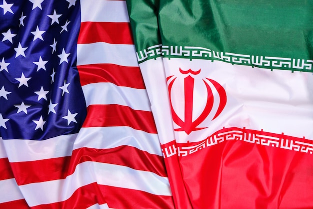 アメリカ合衆国とイランの旗。