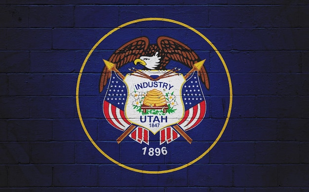 コンクリートブロックの壁に描かれたユタ州の旗