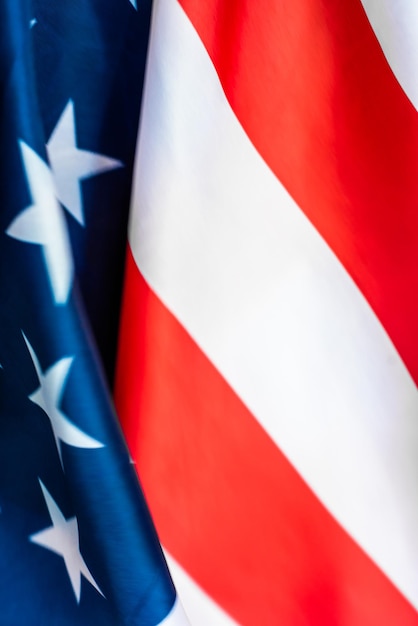 「アメリカ人」と書かれた旗