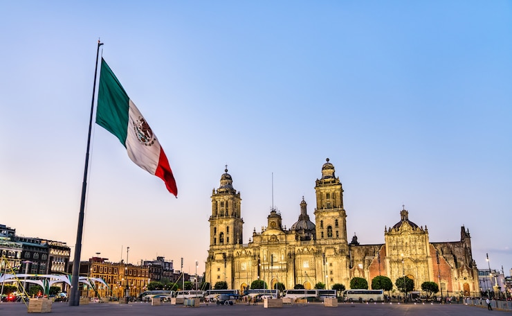 メキシコの首都、メキシコシティの旗竿と聖母マリア被昇天大聖堂