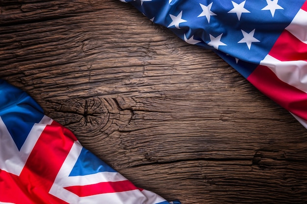 素朴なオークボード上のアメリカとイギリスの旗。英国と米国は対角線上に一緒にフラグを立てます。
