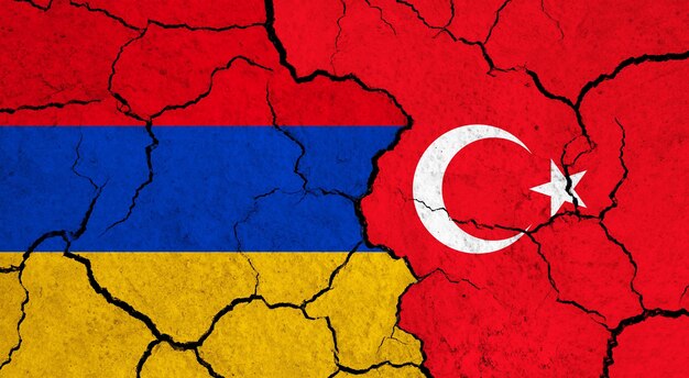 ひび割れた表面の政治関係概念上のアルメニアとトルコの国旗