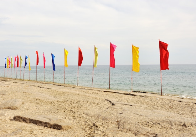 Foto bandiere sulla spiaggia