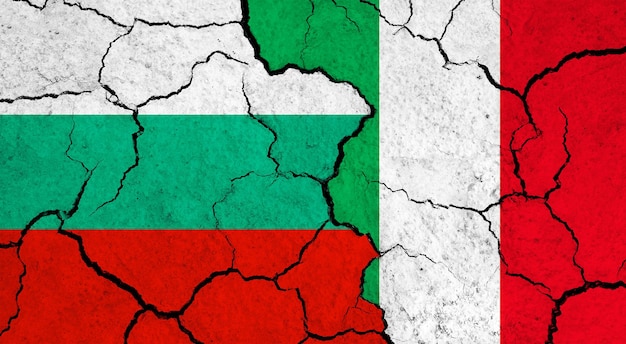 금이 간 표면 정치 관계 개념에 불가리아와 이탈리아의 깃발